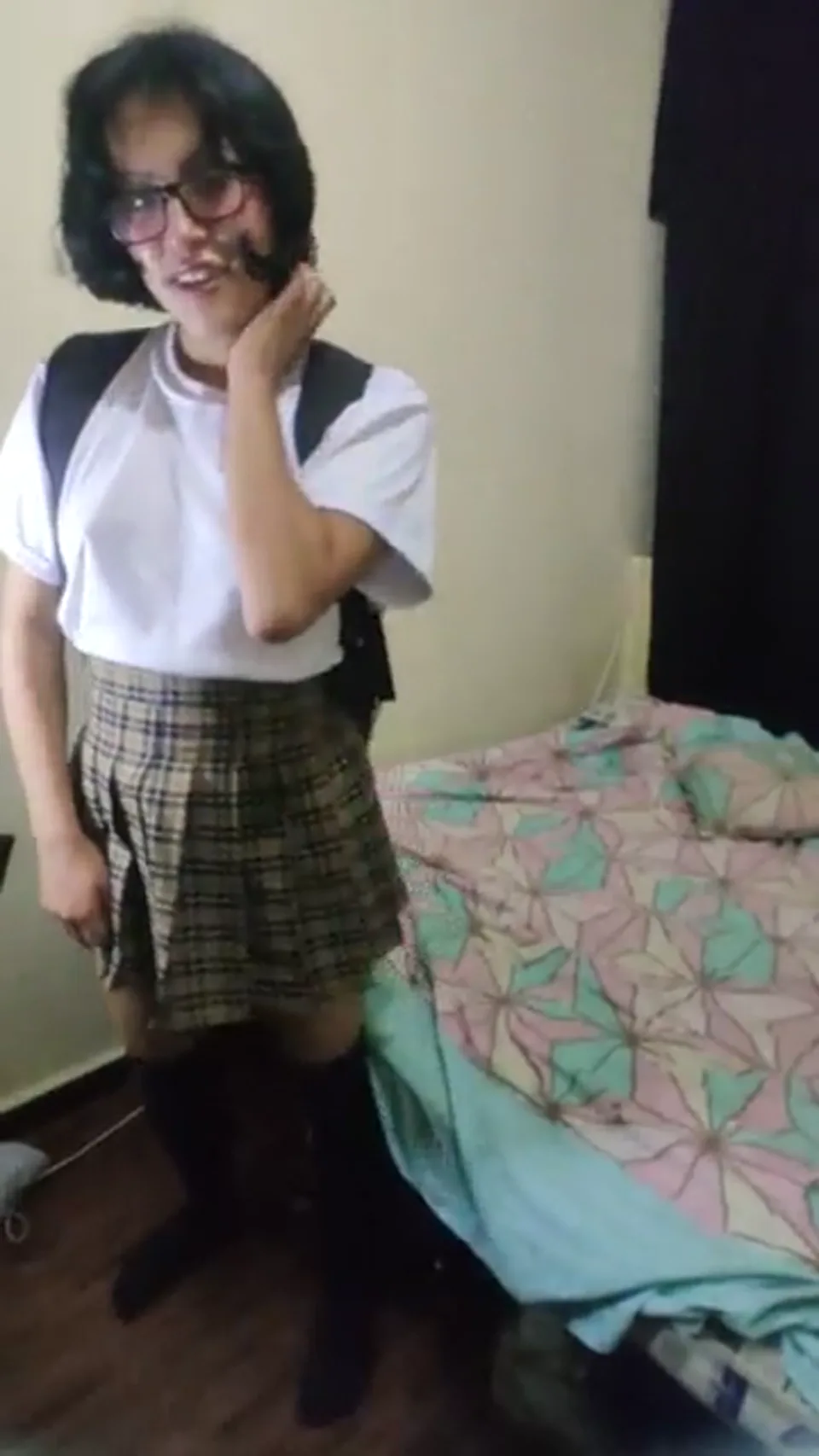 Portada de colegiala puta mexicana llega del colegio y se comienza a tocar su rico y húmedo coñito mientras su padrastro la graba