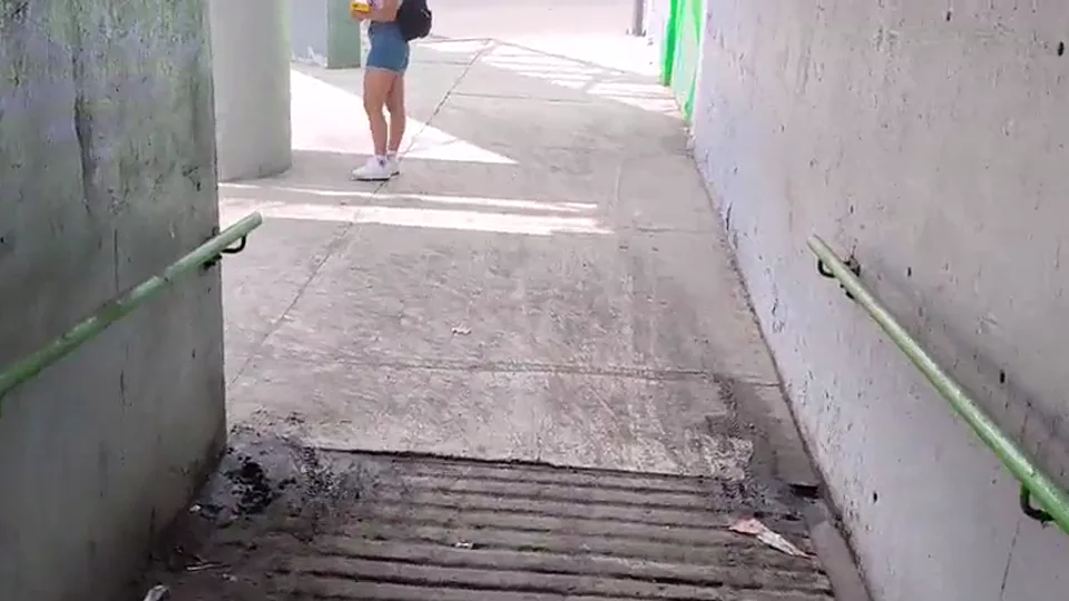Portada de ¡Pequeña Vendedora Ambulante se va al Hotel con un Desconocido! Cámara Escondida